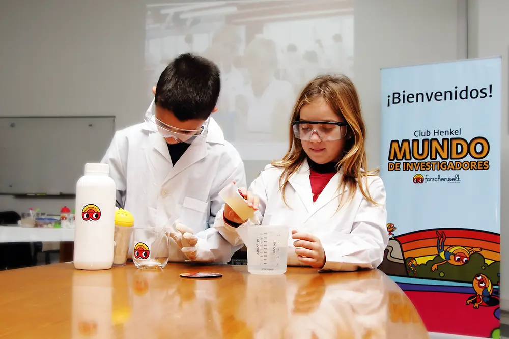 Two kids discovering an experiment in Argentina.