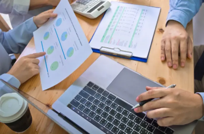 People are discussing data during a meeting